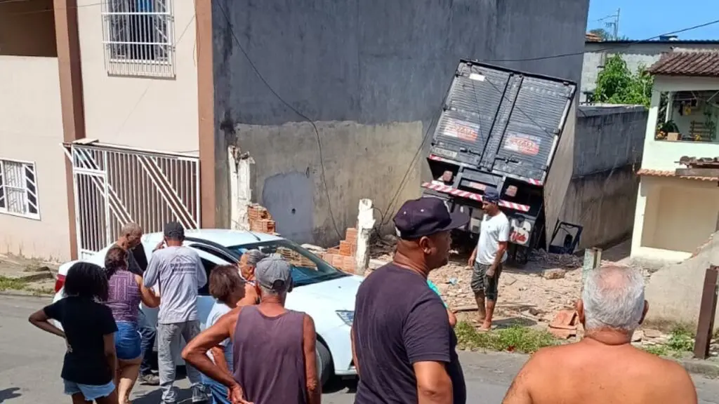 Motorista perde o controle de caminhão e invade quintal de casa na Serra.