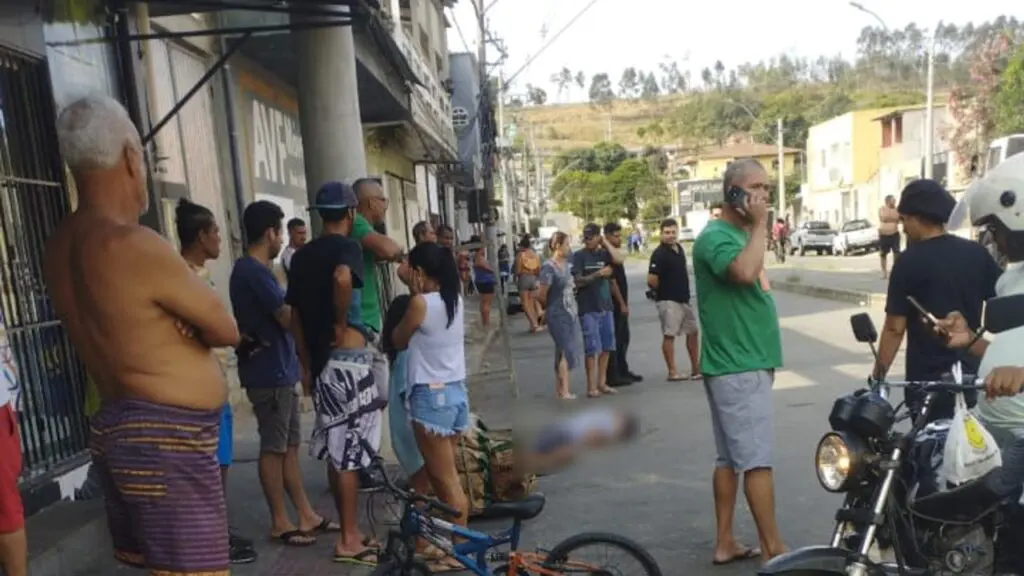 Homem é executado a tiros no meio da rua em plena luz do dia na Serra