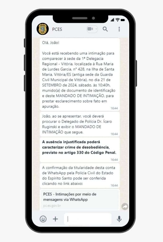 Imagem de um celular com imagens da intimação enviada pela Polícia Civil.