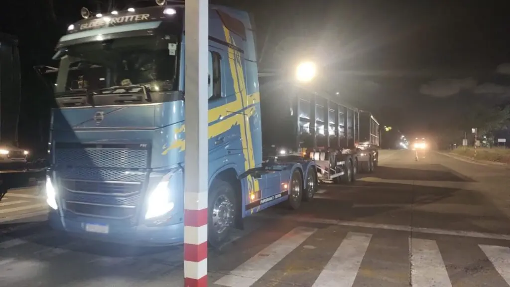 Caminhoneiros são detidos durante suposto furto de 21 toneladas de ferro na Serra.