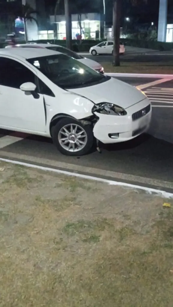 Um veículo estacionado em uma avenida, amassado na parte dianteira após um atropelamento.