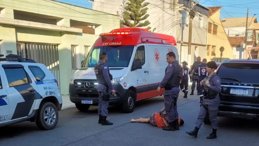 Sujeito em possível surto invade residências e é detido por moradores até a chegada da PM na Serra