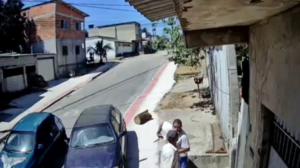 Cena de rua em Jacaraípe, local onde idoso aparece sendo esfaqueado após discussão com vizinho