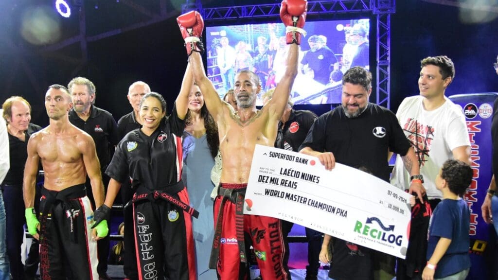 Laércio Nunes celebra título mundial de Kickboxing