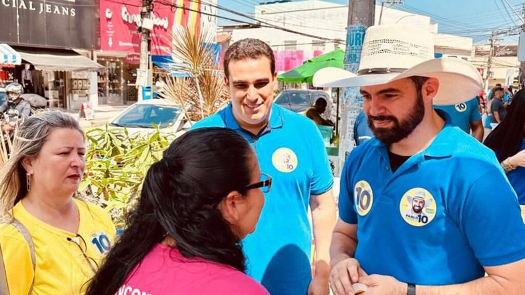 Foto de Pablo Muribeca conversando com os eleitores em Laranjeiras.