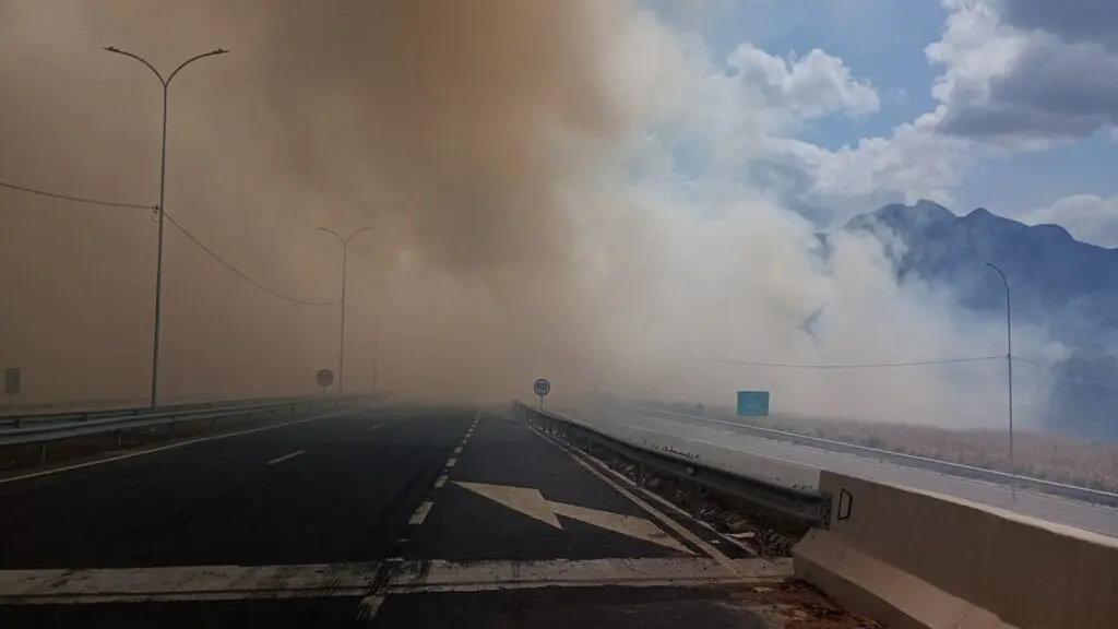 Fumaça interdita rodovias importantes da Serra.