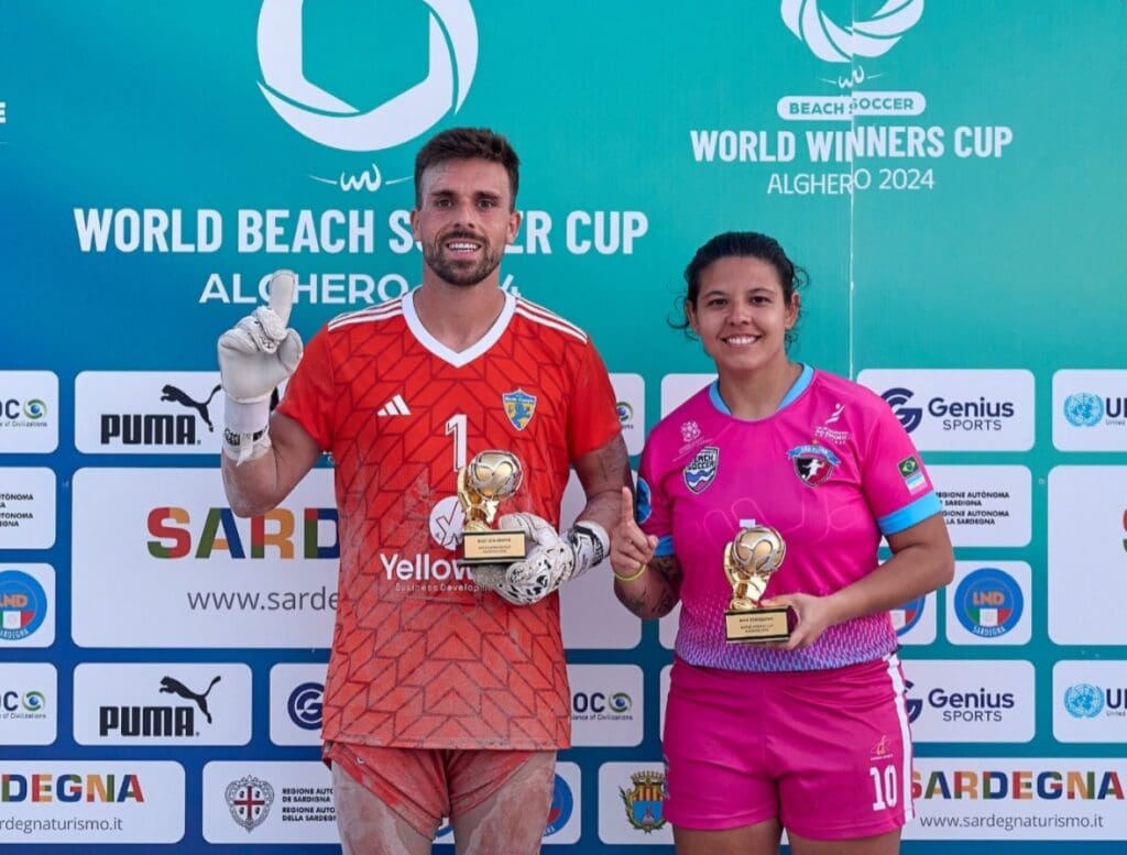 Lelê Lopes recebe o pr~emio de melhor goleira da competição - Fotos: Juan Manuel Alvarez/BSWW