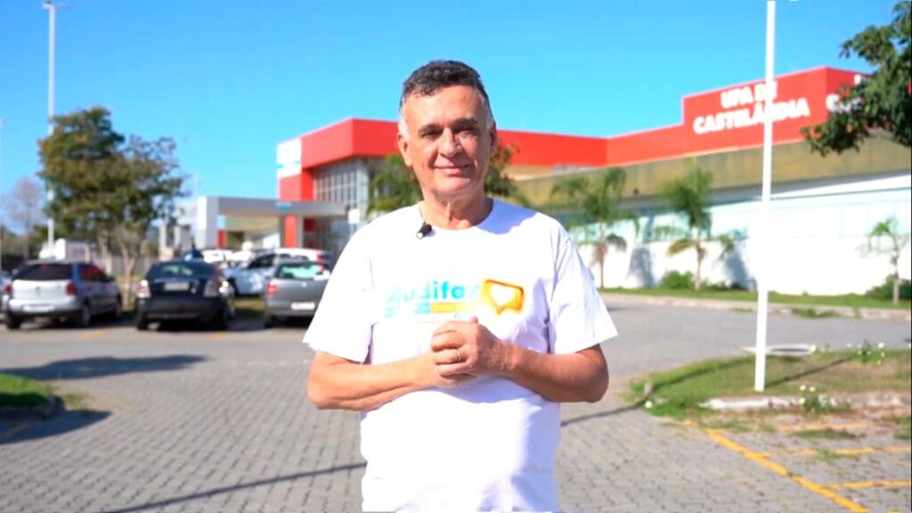 Candidato Audifax Barcelos em frente a UPA de Castelândia.