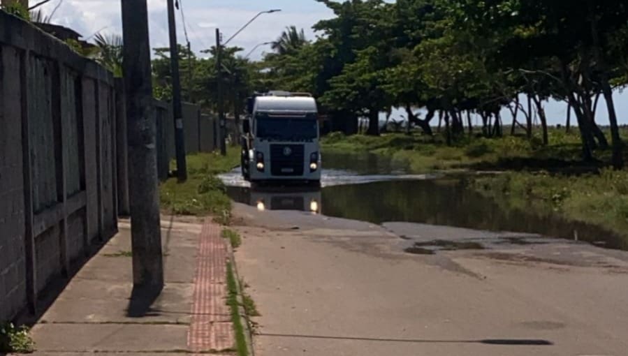 Imagem da orla de Jacaraípe com vazamento de esgoto