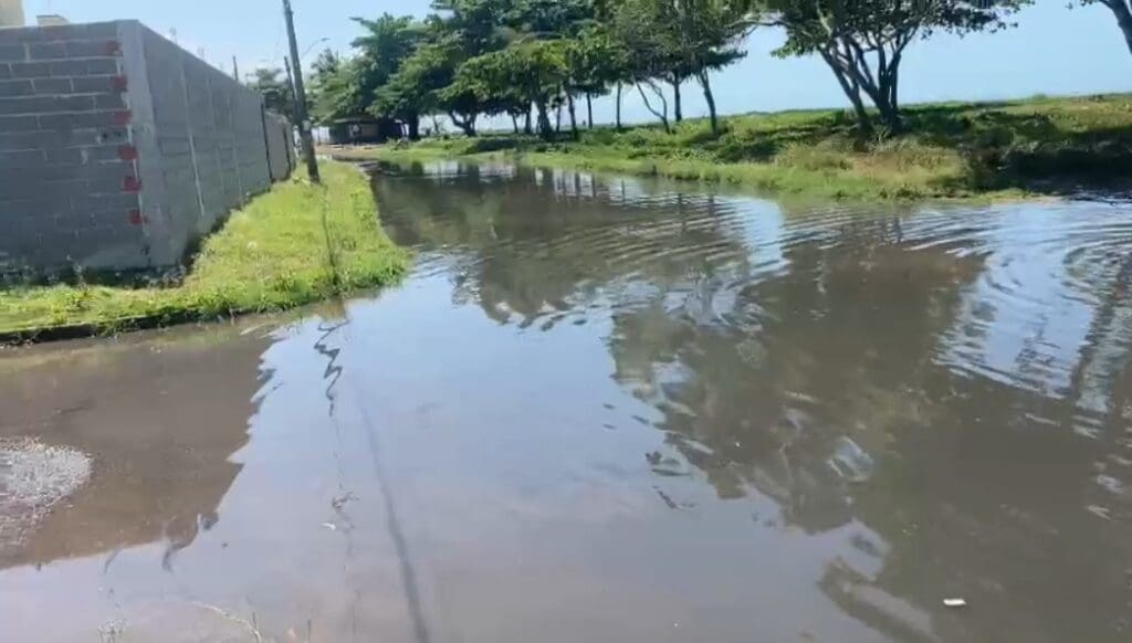 Imagem da orla de Jacaraípe com vazamento de esgoto