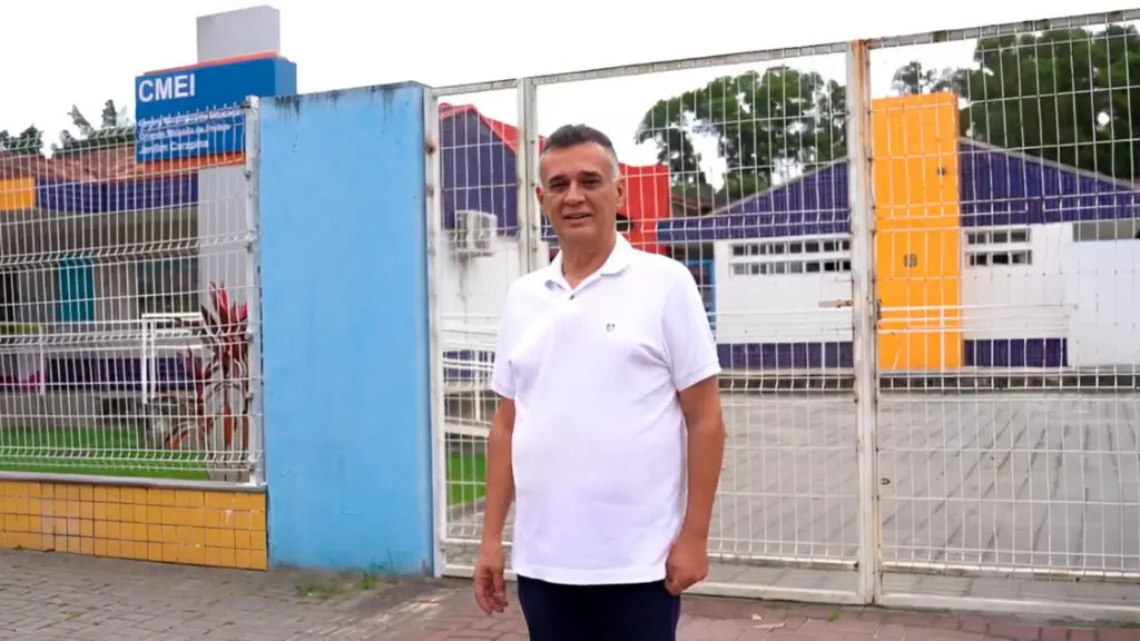 Candidato a Prefeito da Serra, Audifax Barcelos em frente ao CMEI Orlando Miranda de Freitas, no bairro Jardim Carapina