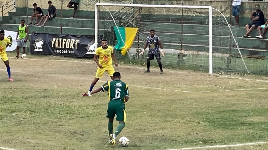 Gel e Tupy se enfrentando no estádio Gil Bernardes