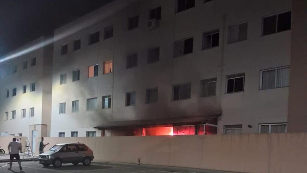 Incêndio suspeito deixa apartamento completamente destruído na Serra