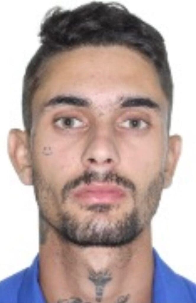 Imagem de um homem (Heric da Silva Fidelis de Miranda, de 22 anos) acusado de envolvimento na morte de um taxista.