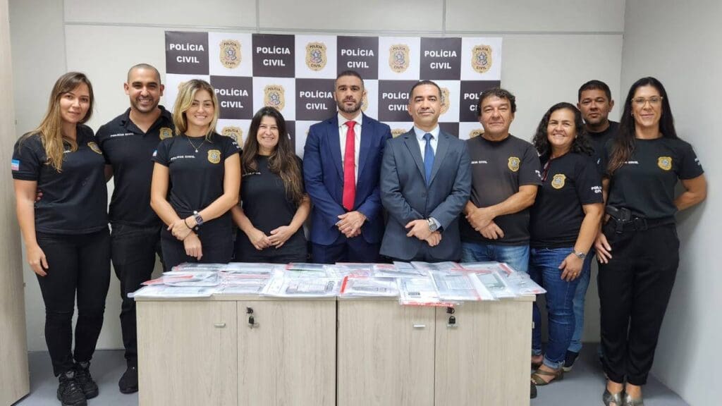 Equipe da Polícia Civil durante a inauguração da sala.