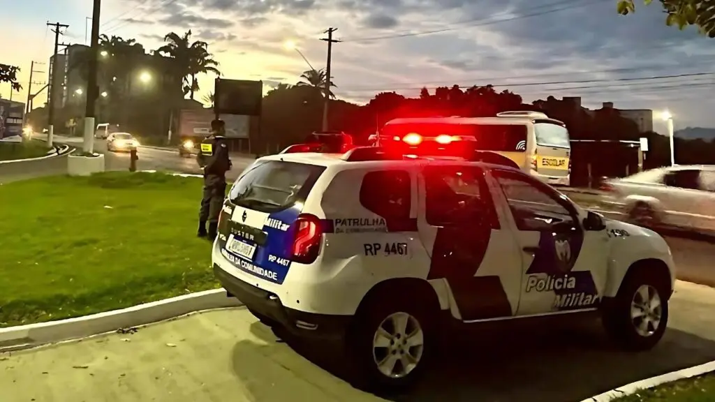 Assaltantes invadem restaurante e fazem reféns durante roubo na Serra