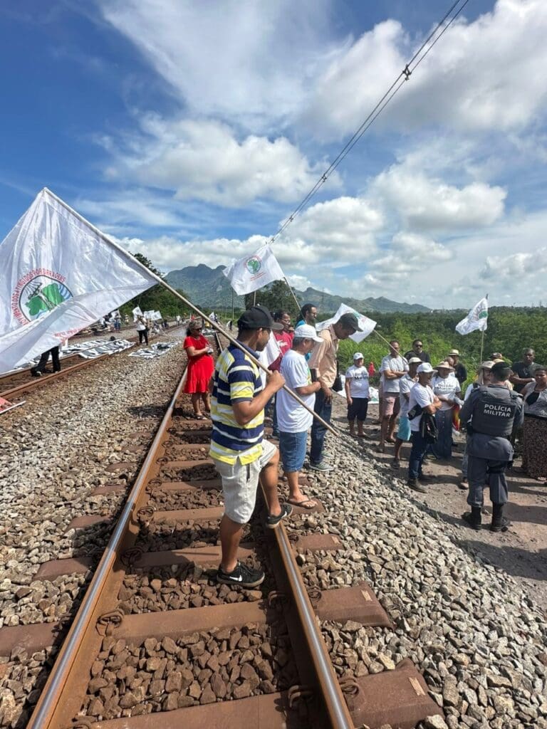 Polícia Militar conversando com um grupo de manifestantes, ao lado de uma linha de trem na altura do bairro de Central Carapina.