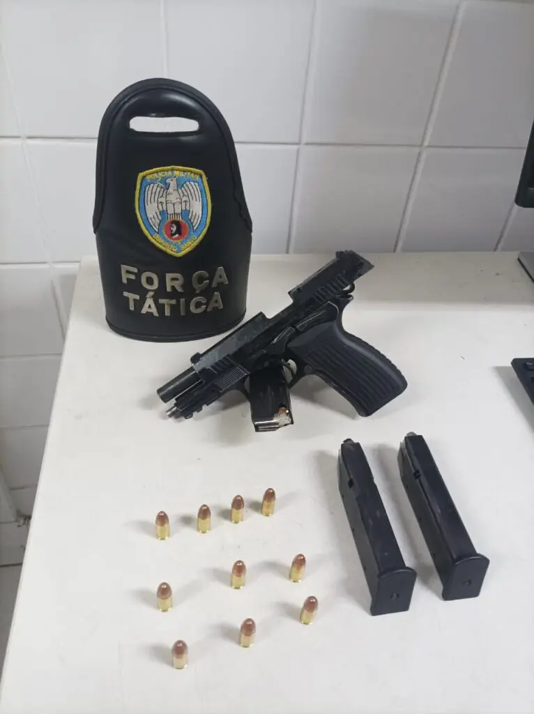 Uma pistola 9mm, 10 munições e dois carregadores sobre uma mesa. 