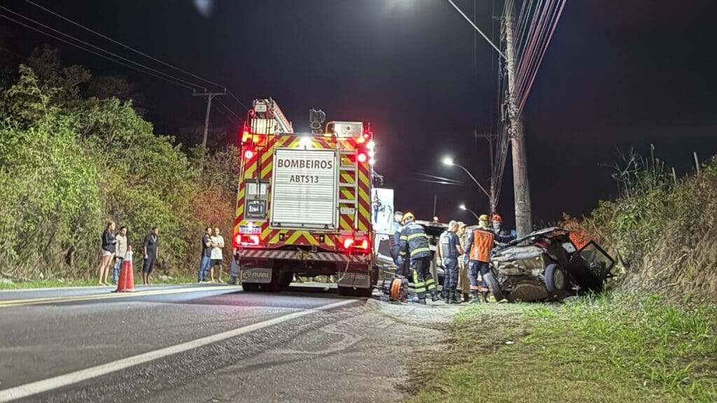 Um jovem de apenas 23 anos morreu após o veículo que conduzia colidir contra um poste da rede elétrica