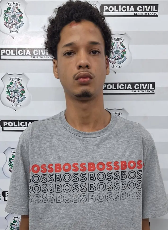 Imagem de um jovem, posando para a foto em uma delegacia após ser preso. (Felipe Dias do Espírito Santo)