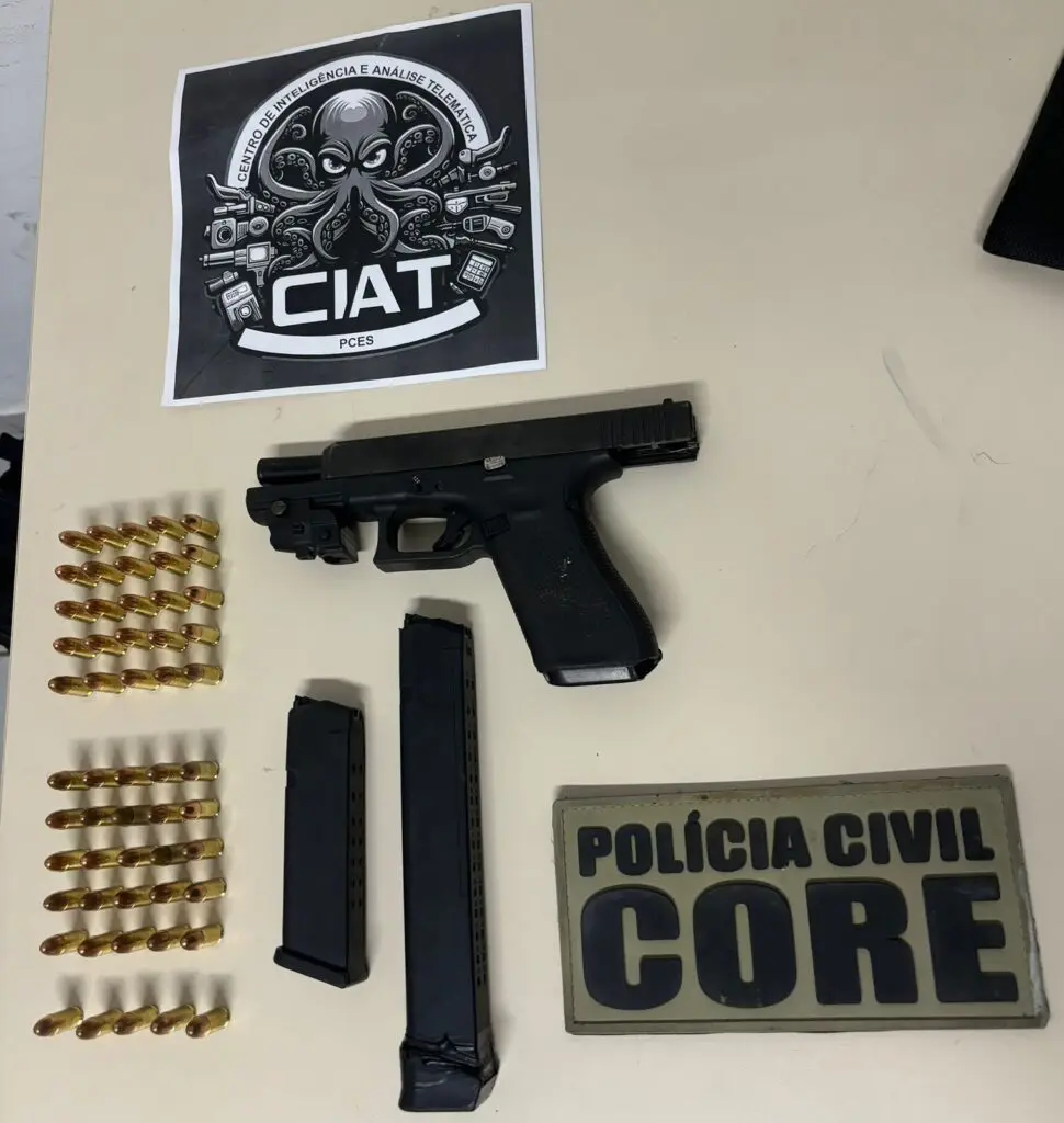 Materiais apreendidos na casa do traficante, uma pistola 9mm, dois carregadores e 52 munições.