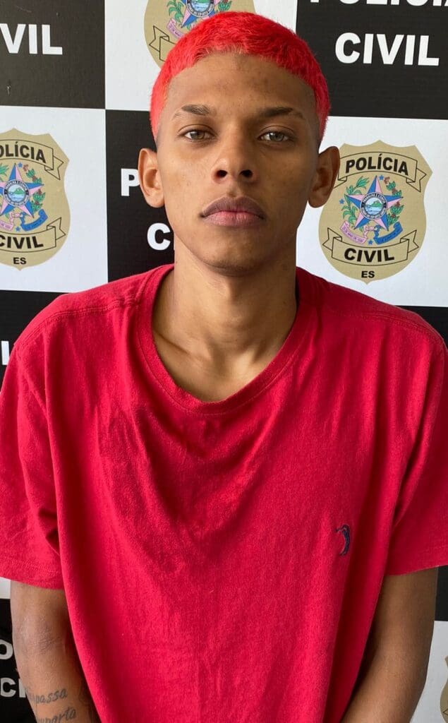 Um homem (Guilherme Dutra Viana Teixeira) posando para a foto no fundo um banner da Polícia Civil