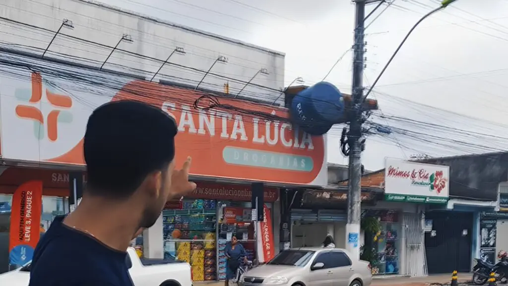 Caixa d'água presa em poste de eletricidade na Avenida Brasília, no bairro Porto Canoa, na Serra.