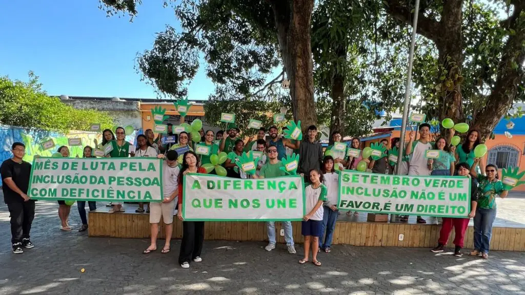 Alunos e professores da escola Aristóbulo Barbosa Leão