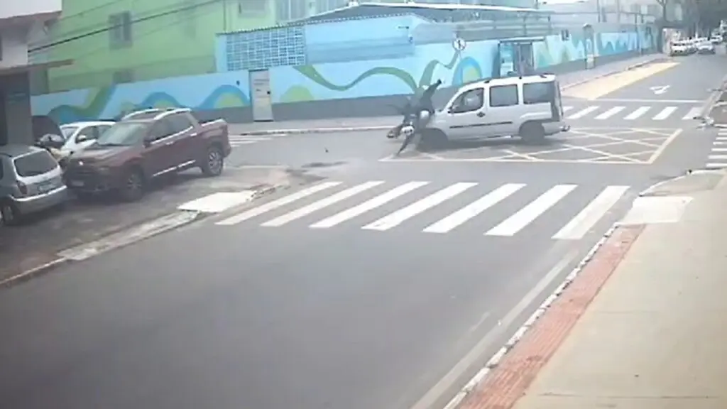 Câmera de segurança flagra momento em que vítimas são arremessadas durante acidente de moto na Serra.