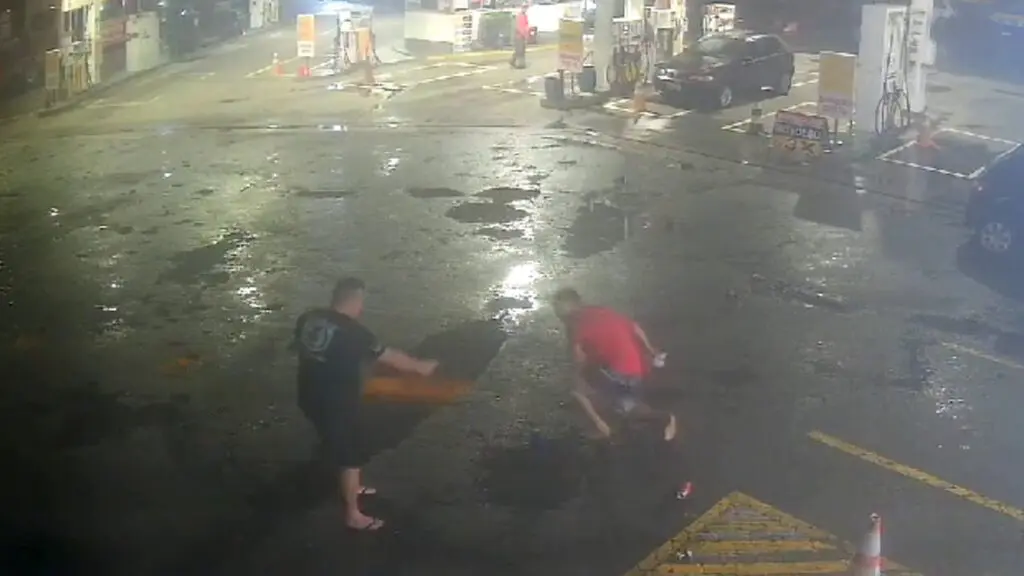 Camera de segurança flagra cabo da Polícia Militar atirando em homem em posto de combustíveis na Serra.