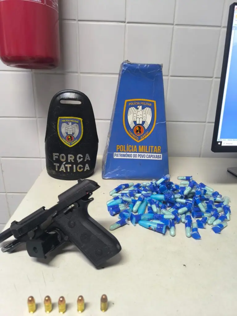 Material apreendido pelos militares, sobre uma mesa a braçadeira de um policial militar da Força Tática, um cone de papel de divulgação da Polícia Militar do Espírito Santo, 95 pinos de cocaína azul conhecida como "pó do Capitão America", uma pistola calibre .380 e 5 munições do mesmo calibre.