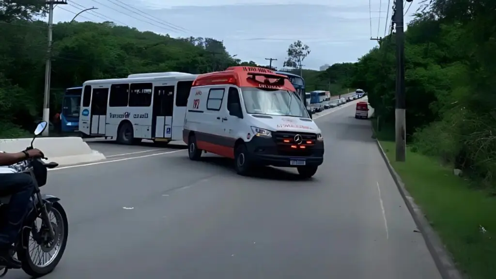 Acidente entre 3 ônibus na Serra deixa 17 pessoas feridas