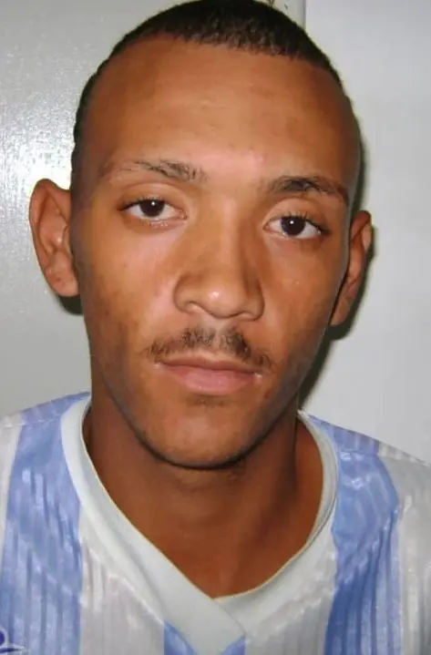 Imagem de um homem identificado como sendo Jhonatan Ricardo Souza do Carmo 33 anos, ele está foragido e é procurado pelo Polícia Civil, pelo crime de homicídio. 