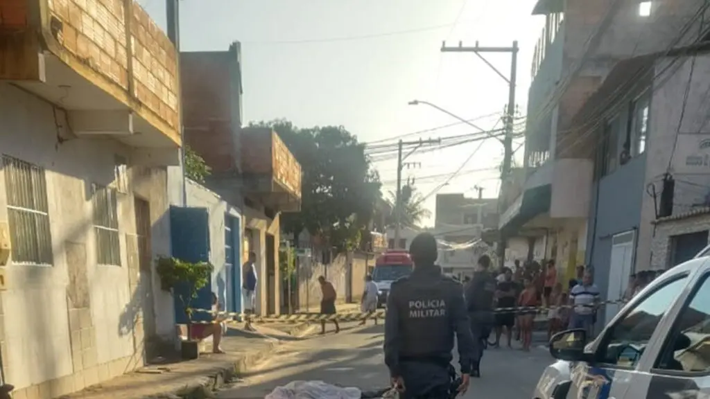 O cenário do crime ficou repleto de curiosos na Rua Floresta Azul, no bairro Jardim Carapina, na Serra