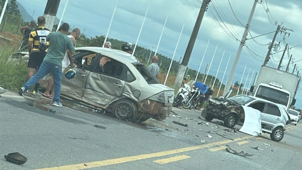 Carros acidentados na Avenida Porto Dourado, na Serra