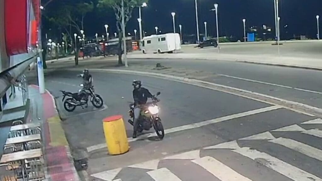 Vídeo: Dupla é flagrada furtando moto em menos de 15 segundos na Serra Cameras de segurança flagram furto de moto em pouco segundos na Serra.