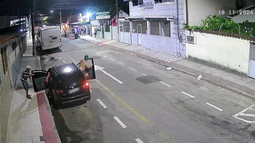 Vídeo: assaltante armado aterroriza casal durante roubo de veículo na Serra Guarda da Serra recupera veículo após assaltante armado roubar casal