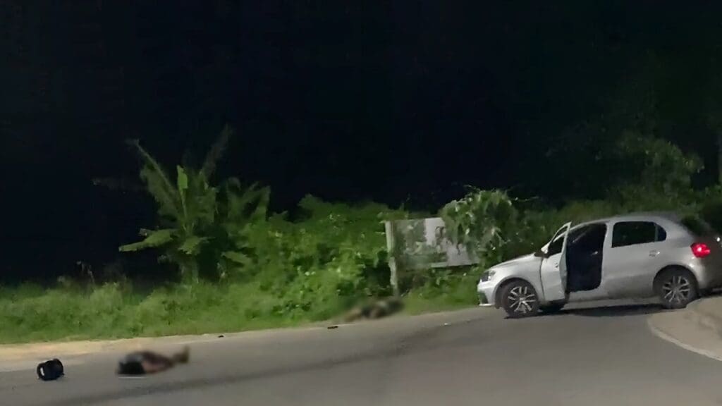 Homem é encontrado morto a tiros e outro baleado é socorrido em bairro da Serra Vídeo: Ataque a tiros deixa vítimas e carro cravejado de balas na Serra