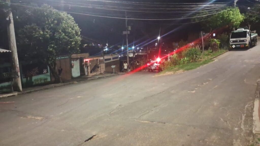 Ataque a tiros deixa irmãos baleados dentro da própria casa na Serra Ataque a tiros deixa irmãos baleados dentro da própria casa na Serra