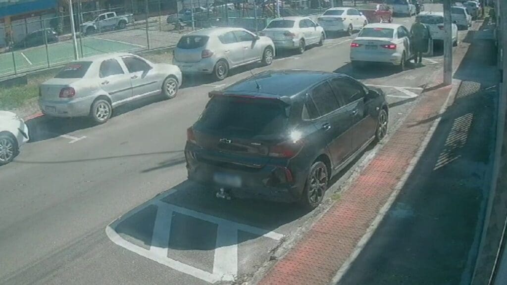 Câmera de segurança flagra furto de carro em plena luz do dia na Serra.
