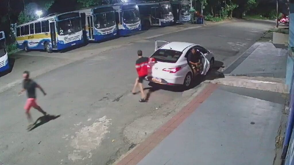 Vídeo: assaltantes aterrorizam motorista de aplicativo durante roubo de veículo na Serra Camera de segurança flagra trio aterrorizando motorista de app durante assalto na Serra.