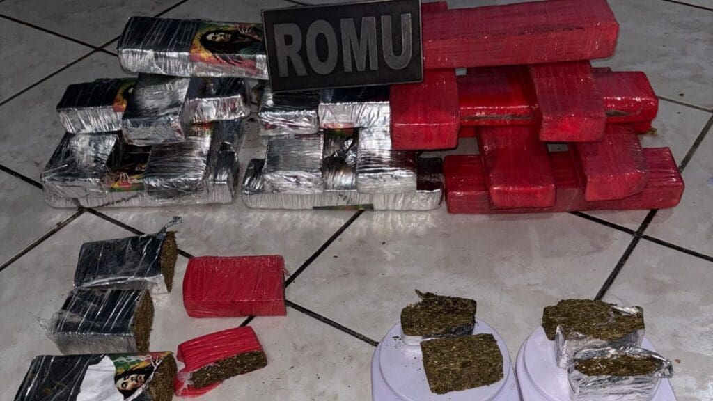 Motociclista é preso após ser flagrado traficando na Serra e agentes da GCM descobrem casa recheada de drogas em Cariacica