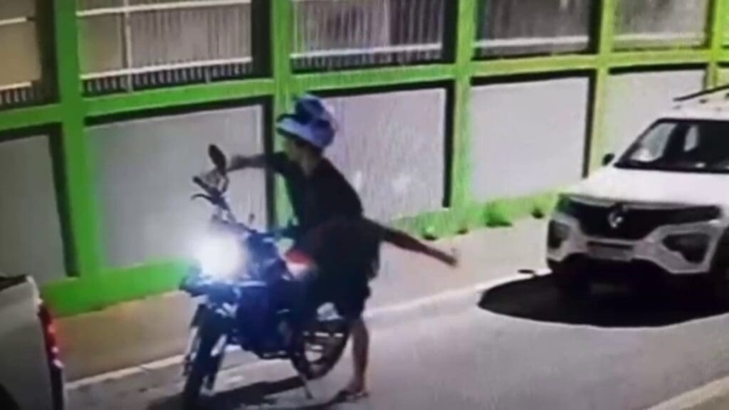Câmera de segurança flagra sujeito furtando moto na Serra.