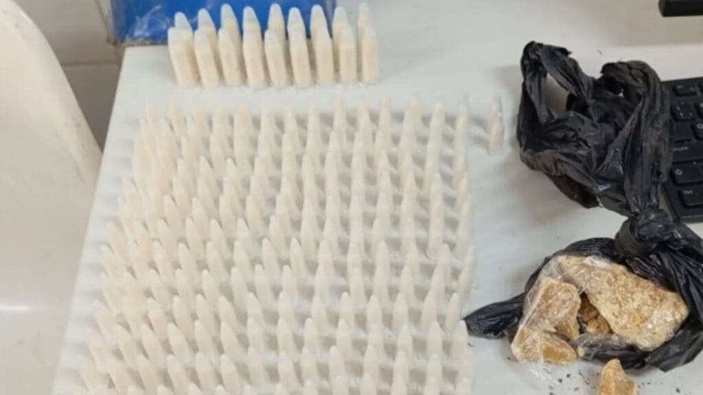 Polícia Militar captura traficante e apreende mais de 250 pinos de cocaína na Serra Tentativa de escapar de flagrante termina em prisão em Jardim Limoeiro