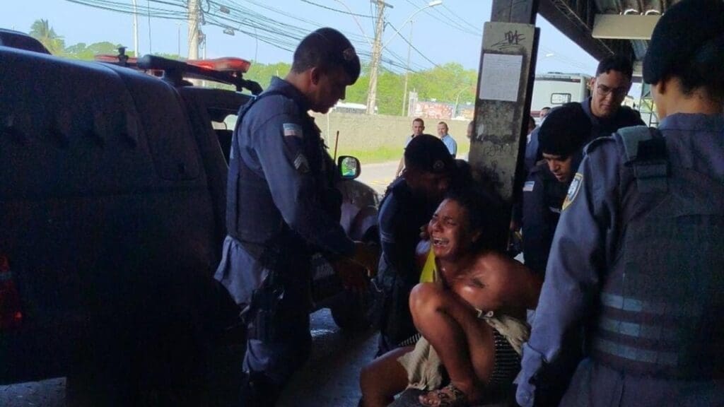 Mulher mete a facada no companheiro em terminal de ônibus da Serra.