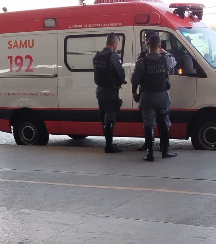 Policiais militares ao lado da equipe do SAMU durante o resgate de uma vítima