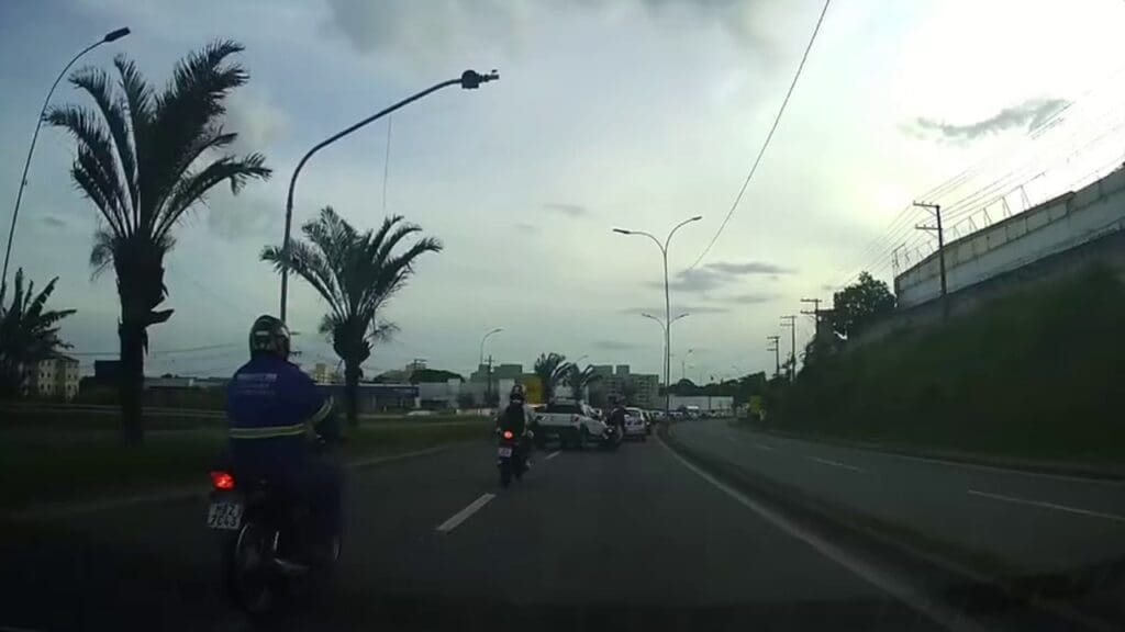 Vídeo: motociclista desvia de carro na BR-101 e evita acidente na Serra Vídeo: motociclista desvia de carro no último instante e evita acidente em avenida movimentada na Serra