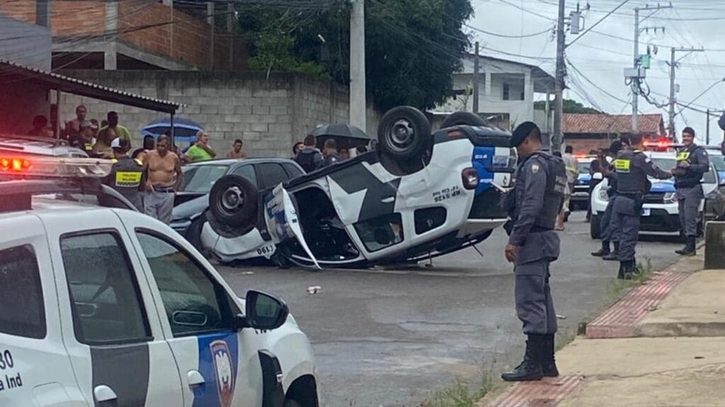 Vídeo: Viatura da Polícia Militar capota durante patrulhamento em bairro de Jacaraípe