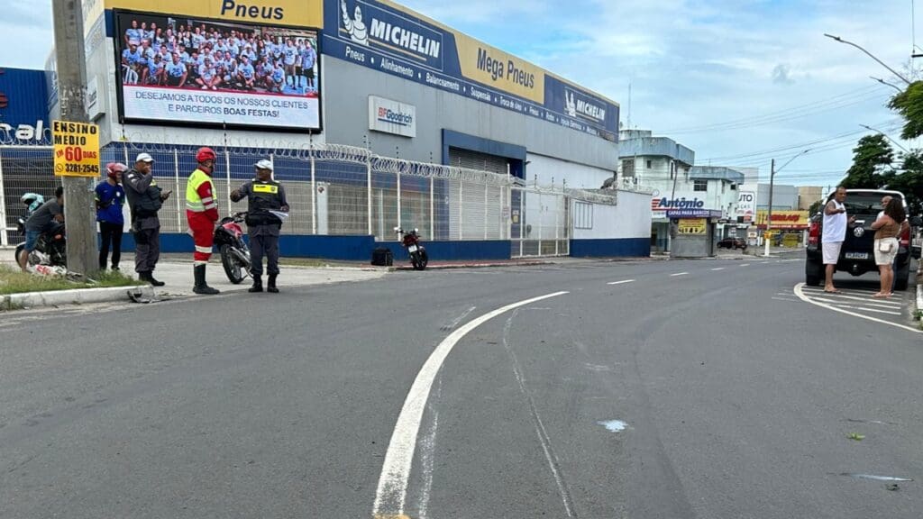 Rolezinho de Natal termina mal após motociclista bater contra caminhonete na Serra Motociclista faz conversão proibida e colide com picape na Serra