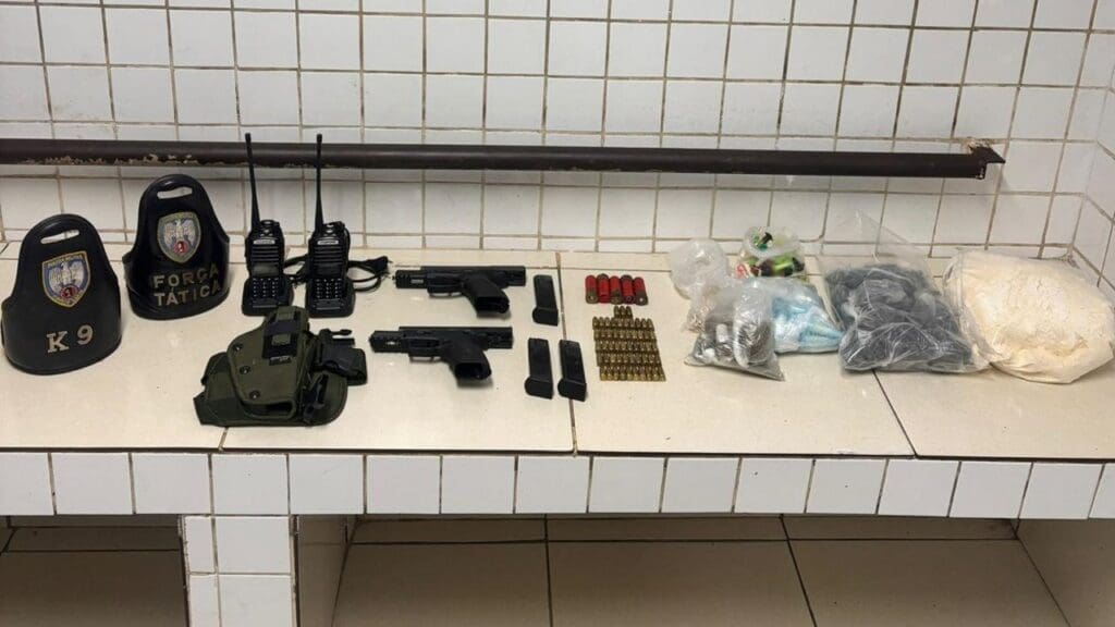 Denúncia de tráfico resulta na captura de dois sujeitos e apreensão de armas e drogas em Planalto Serrano